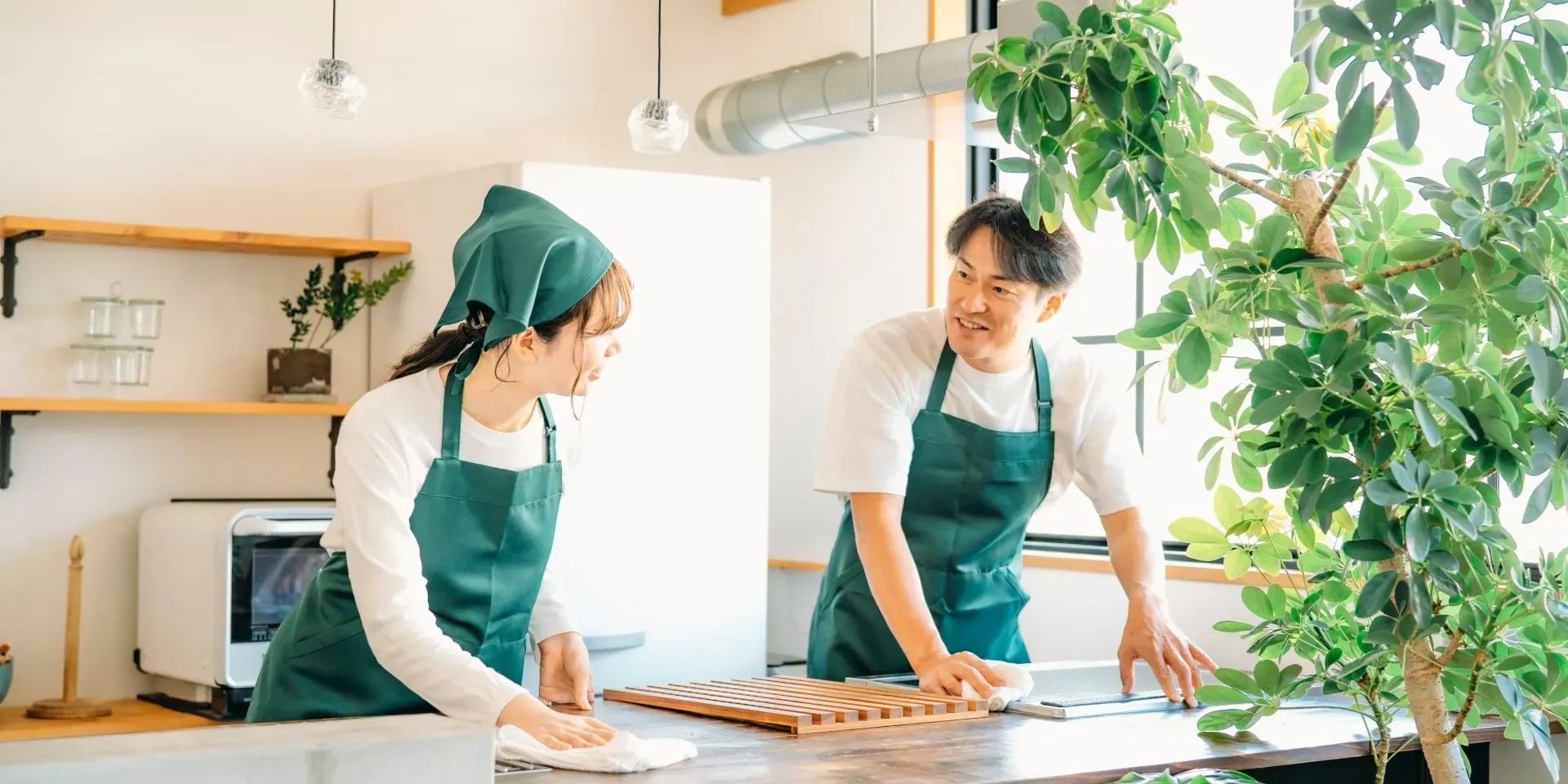 キッチン清掃の作業風景