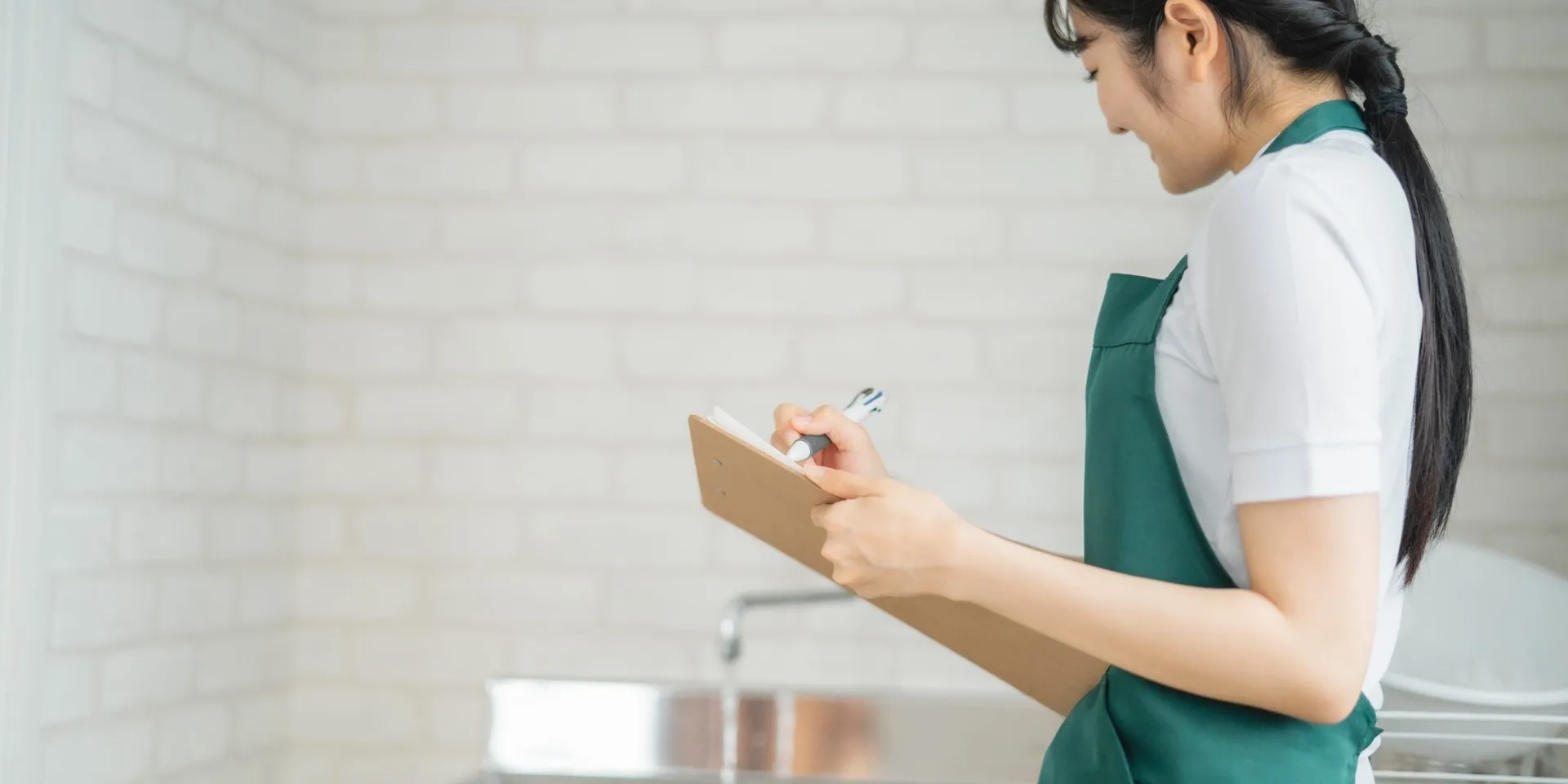 ハウスクリーニングの作業風景