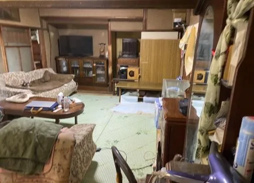 残置物が残る居間