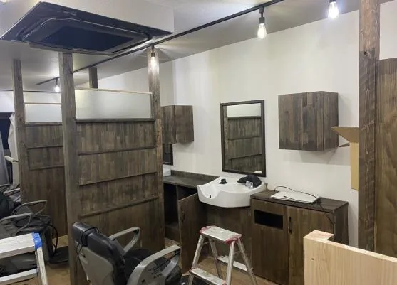 造作・シャンプー台まわりを施工中の店内