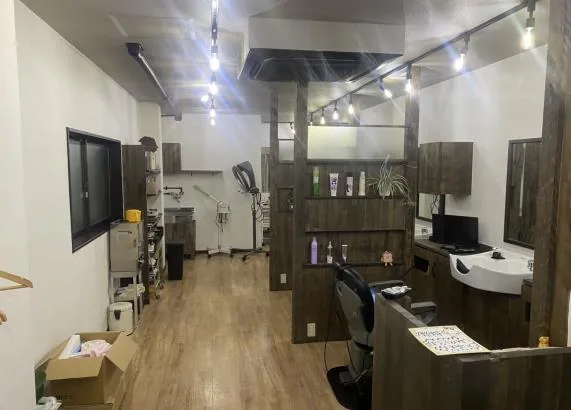 奥まで見通せる明るい店内