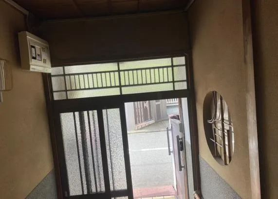 和の趣を残した玄関まわり