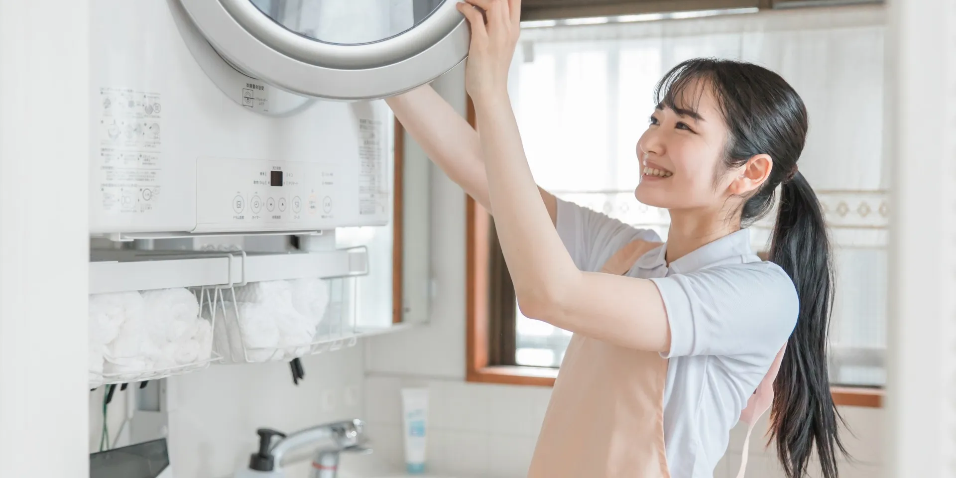 洗濯機クリーニングの作業風景